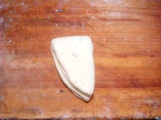 香甜核桃豆沙卷,在纵向折叠,用小刀在面团中间划一大口子