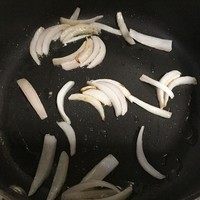 腊肠牛肝菌炊饭,少许油烧热后爆香洋葱,保持中小火将洋葱炒软