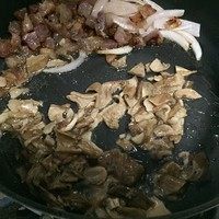 腊肠牛肝菌炊饭,将腊肠丁推至一旁,随意翻炒下牛肝菌