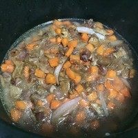 腊肠牛肝菌炊饭,将炒好的菜倒入米饭上面,多余的油不要