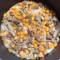 腊肠牛肝菌炊饭,按照平时煮饭煮,煮好了稍微焖一会儿~