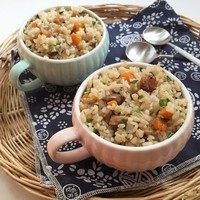 腊肠牛肝菌炊饭,加一把小葱拌入即可
若做多了,下一顿加少许油煸炒,加一大把葱花简直好吃到没朋友!