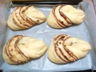 香甜核桃豆沙卷,放到烤箱里,用36度左右饧1小时左右