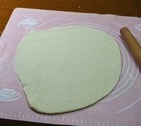小花卷,取其中一个面团,揉成团后,用擀面杖擀成圆饼,擀得越薄花卷分层就越细。