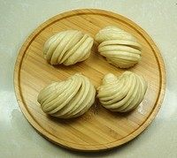 小花卷,注意关火之后先不要掀锅盖,等几分钟再开锅把花卷拿出来就可以了。