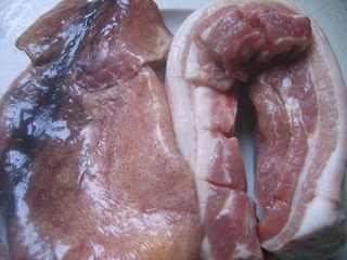 鱿鱼烧肉,干<a style='color:red;display:inline-block;' href='/shicai/ 345'>鱿鱼</a>洗净泡发一晚上,切块