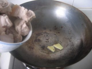 鱿鱼烧肉,锅中油热爆香姜片,放入五花肉煎一下