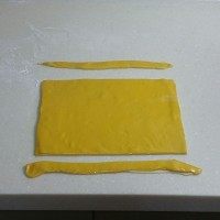 南瓜双色花卷,将黄色面片盖在白色面片上,也刷上
油,上下修齐,(修齐后上下宽度
18厘米左右)