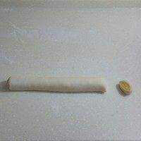 南瓜双色花卷,将两头不规整的切掉,(切掉后的长
度约23厘米左右)