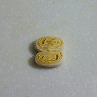 南瓜双色花卷,两个面胚的尾部相对,接触面抹点水