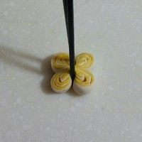 南瓜双色花卷,用筷子向中间夹紧,注意不要夹断了