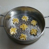 南瓜双色花卷,放进刷了油的蒸笼,蒸锅中注入5厘
米高的水,开小火将花卷生胚醒发约
20分钟,让冷水慢慢升温,醒发时间
不开盖哈,我用的蒸锅直径是28厘米
,如果蒸锅小点就要多加水,或在其
它温暖处醒发
