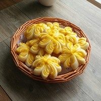 南瓜双色花卷,醒发时间到后调大火,水开后蒸10分
钟关火,焖4分钟即可