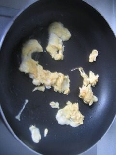 榨菜蛋炒饭,<a style='color:red;display:inline-block;' href='/shicai/ 9'>鸡蛋</a>打散,放入油锅中翻炒滑散后捞出