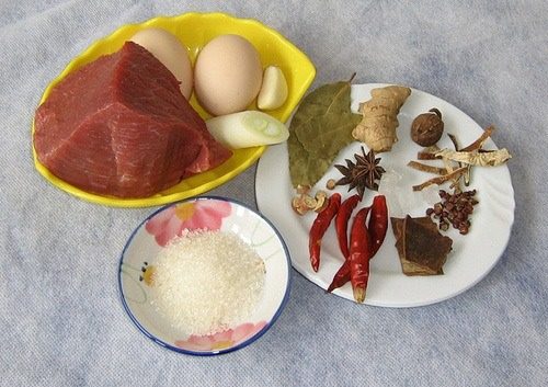美味卤菜,葱、姜、辣椒、<a style='color:red;display:inline-block;' href='/shicai/ 3729'>白糖</a>和<a style='color:red;display:inline-block;' href='/shicai/ 866'>冰糖</a>以外的所有香料洗净取一块纱布包好做成调料包，<a style='color:red;display:inline-block;' href='/shicai/ 86474'>干辣椒</a>或切段或者不切均可，<a style='color:red;display:inline-block;' href='/shicai/ 2802'>老姜</a>拍破，<a style='color:red;display:inline-block;' href='/shicai/ 866'>冰糖</a>敲碎准备熬成糖色，用搅拌机把<a style='color:red;display:inline-block;' href='/shicai/ 3729'>白糖</a>和<a style='color:red;display:inline-block;' href='/shicai/ 866'>冰糖</a>磨成粉