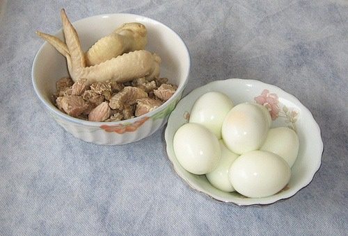 美味卤菜,锅烧热加一点点油将糖粉小火熬化制成糖色，熬制糖色为了使成品看上去红亮有光泽，<a style='color:red;display:inline-block;' href='/shicai/ 9'>鸡蛋</a>煮熟去壳，<a style='color:red;display:inline-block;' href='/shicai/ 216'>牛肉</a>切开或者切小块，<a style='color:red;display:inline-block;' href='/shicai/ 216'>牛肉</a>、<a style='color:red;display:inline-block;' href='/shicai/ 96'>鸡翅</a>、鸡肫等肉肉均要过开水汆烫去血沫