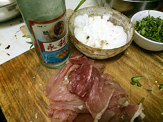 老东北锅包肉,准备好<a style='color:red;display:inline-block;' href='/shicai/ 793'>米醋</a>和<a style='color:red;display:inline-block;' href='/shicai/ 869'>白砂糖</a>