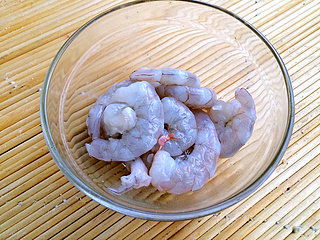 番茄香酥虾球,将新鲜的<a style='color:red;display:inline-block;' href='/shicai/ 296'>大虾</a>去皮,去头,去尾,清洗干净!尽量选择大些的虾,这样吃起来才过瘾