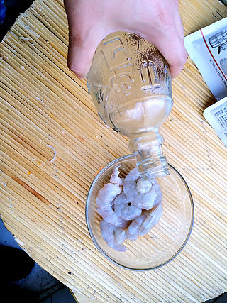 番茄香酥虾球,在大虾中加入<a style='color:red;display:inline-block;' href='/shicai/ 900'>白酒</a>,去腥味