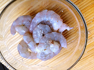 番茄香酥虾球,加入少许的<a style='color:red;display:inline-block;' href='/shicai/ 717'>味精</a>、食盐!进行搅拌腌制!要提前,时间尽量长一些,盐不要放多,不然会很难吃