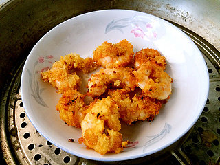 番茄香酥虾球,金黄色的虾球很美吧,由于虾没有特意按摩,所以一炸过后就会变成球形啦!很完美吧