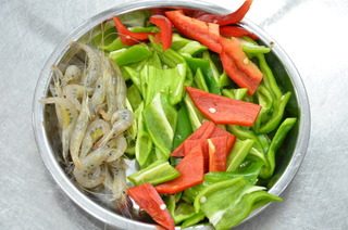 仔虾荷包蛋,<a style='color:red;display:inline-block;' href='/shicai/ 61'>青椒</a>和红椒切片，仔虾漂洗一下
