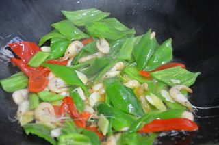 仔虾荷包蛋,再加入仔虾和青椒片煸炒