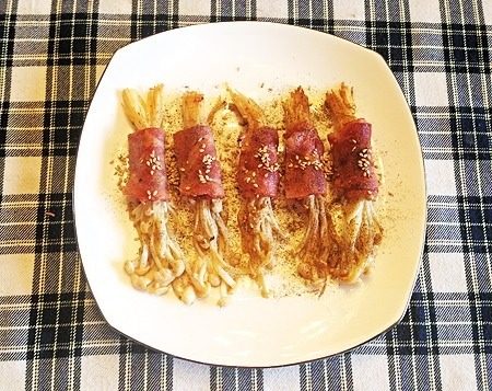 金针菇培根卷,上平底锅煎熟摆盘，去掉牙签，撒上<a style='color:red;display:inline-block;' href='/shicai/ 134333'>黑胡椒</a>和<a style='color:red;display:inline-block;' href='/shicai/ 666'>芝麻</a>即可。