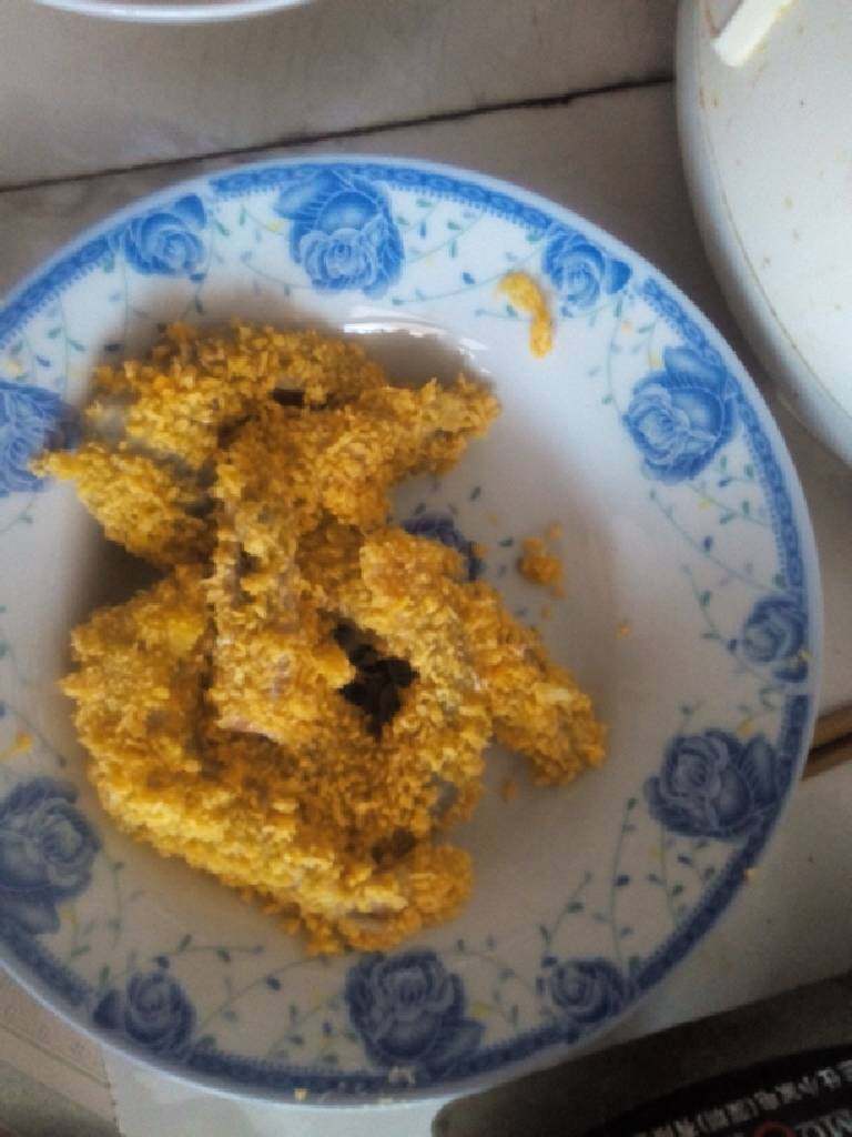 糖醋大虾,把虾洗干净,少许盐,胡椒粉腌制10分钟