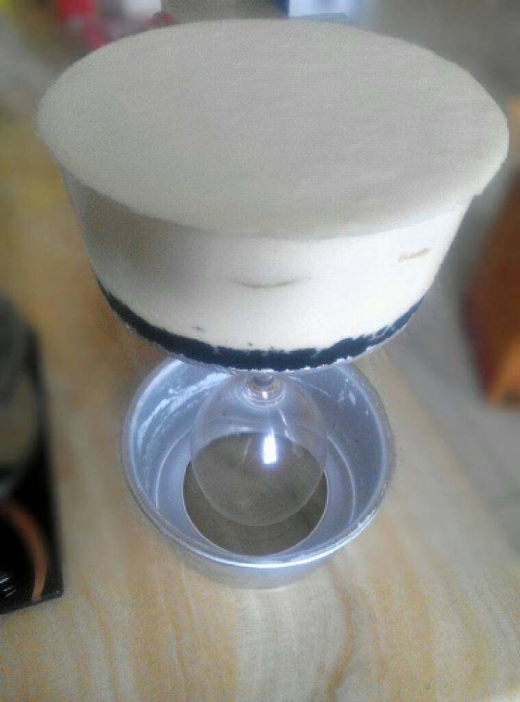 酸奶慕斯,将冷藏好的慕斯放在倒扣的红酒杯上,用吹风机热风绕模具壁周围吹,将模具轻轻往下滑脱模;