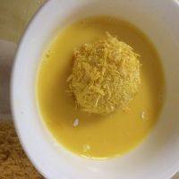 山药芝士球,粘好面包糠后,再重复一下,放入鸡蛋液中再滚一层蛋液。