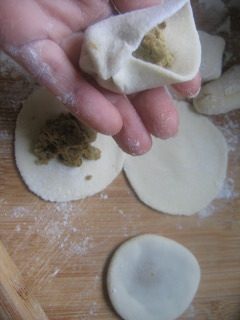 状元饼,擀成圆片,放入黄豆粉。像包包子一样包好,轻轻压扁