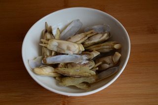葱姜炒蛏子,锅中加水烧开,加一点盐,放入蛏子,煮至开口,捞出沥干水分