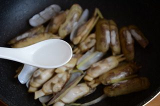 葱姜炒蛏子,放入蛏子大火翻炒,加白酒,一点盐和糖调味