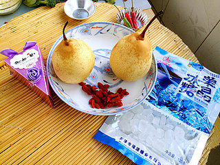 冰糖雪梨,将雪梨、<a style='color:red;display:inline-block;' href='/shicai/ 866'>冰糖</a>、枸杞准备好!备用