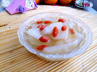 冰糖雪梨,放到玻璃碗中,简直就是一道玉食