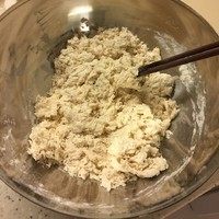 鲜虾仁培根披萨,温水取少量化开xiao母加入混合好的高低面粉,用筷子顺时针搅拌,慢慢加入剩下的温水,不停搅拌成雪花片状!