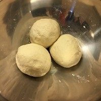 鲜虾仁培根披萨,把面揉至光滑,蒙上保鲜膜,发到两倍左右,分成三份,