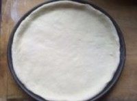 鲜虾仁培根披萨,把擀好的饼皮用插扎些孔,
