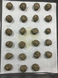 黑芝麻软曲奇,用手将面团揉成球形,每个球约10克。放入铺好油纸的烤盘上。