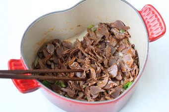 卤香拌鸭肫,泡好的鸡肫或鸭肫切薄片撒入<a style='color:red;display:inline-block;' href='/shicai/ 666'>芝麻</a>、<a style='color:red;display:inline-block;' href='/shicai/ 852'>辣椒油</a>、<a style='color:red;display:inline-block;' href='/shicai/ 131'>香菜</a>拌匀即可食用。