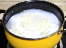 酱油炒面,面煮至断生即可;