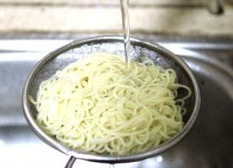 酱油炒面,面捞起来后,过凉水待用;