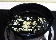 酱油炒面,锅中放适量油,下蒜末炒香;