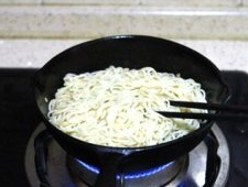 酱油炒面,入面条,翻均匀