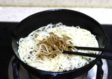 酱油炒面,再放入酱油,快速翻炒均匀