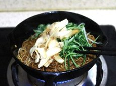 酱油炒面,再放入炒好杏鲍菇片和黄瓜丝,快速翻炒均匀