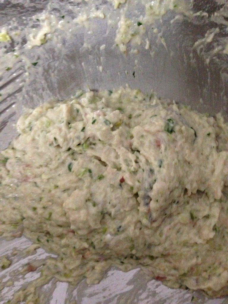 炸鲅鱼丸子,4:把以上所有物品搅拌一起,搅拌过程中加入盐鸡精调味凉水,最后成糊状
