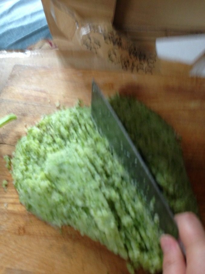 炸鲅鱼丸子,2:萝卜切丝用沸水焯过,挤干水分后剁成泥或微细颗粒