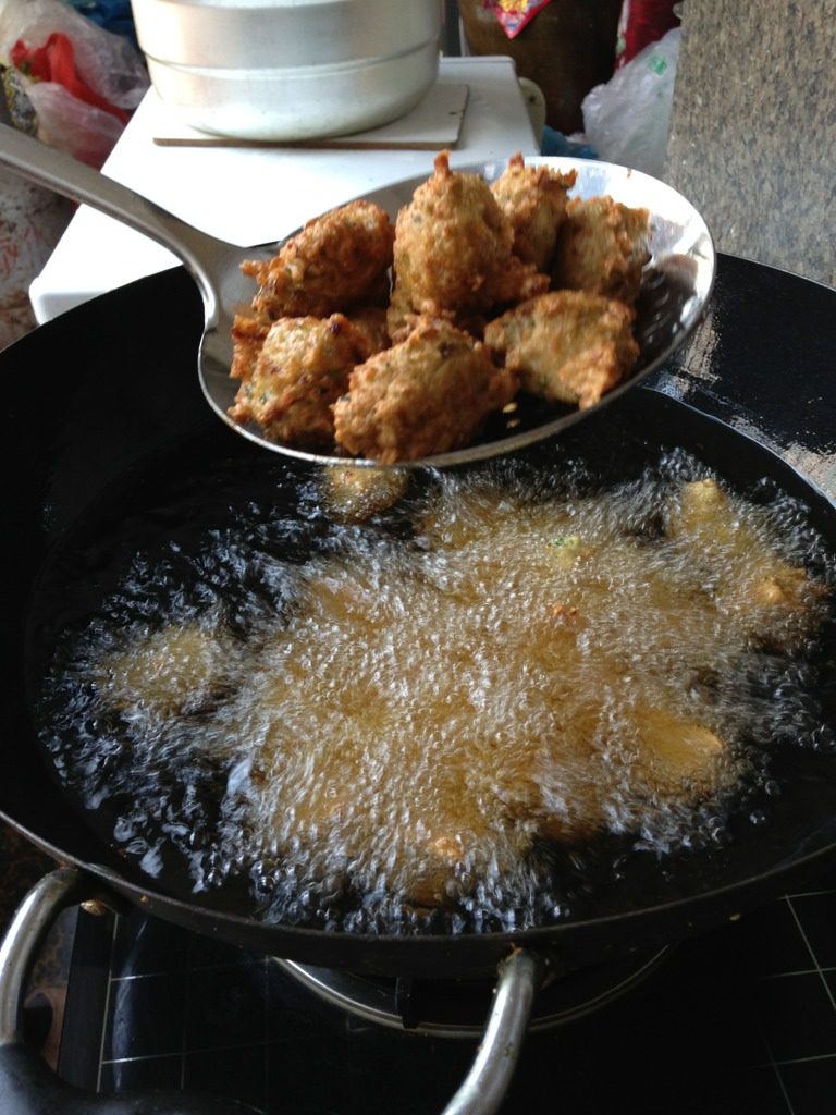 炸鲅鱼丸子,5:用小勺取少量馅在沸油中炸成金黄色